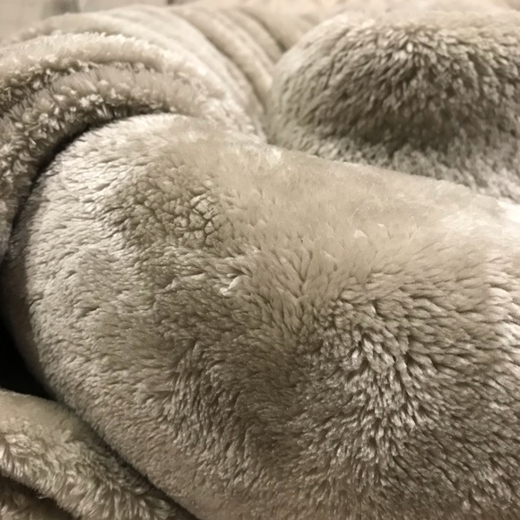 🍁Donated Luxurious champagne plushie blankie🍁 - Picture 6 of 17